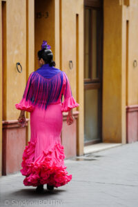 silhouette de danseuse de sévillane dans une rue de Séville