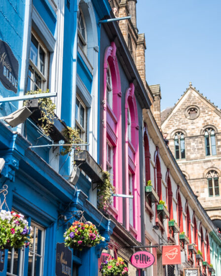 les façades colorées de Victoria Street à Edimbourg