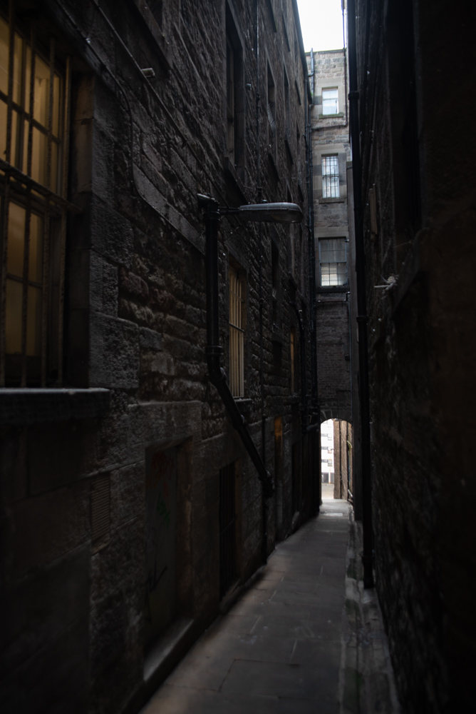 ruelle sombre du centre ville historique d'Edimbourg