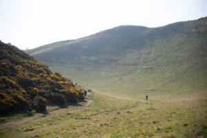 Ascension d'Arthur's Seat à Edimbourg, un lieu paisible pour les jogger courant au sommet de la colline, entourée de nature