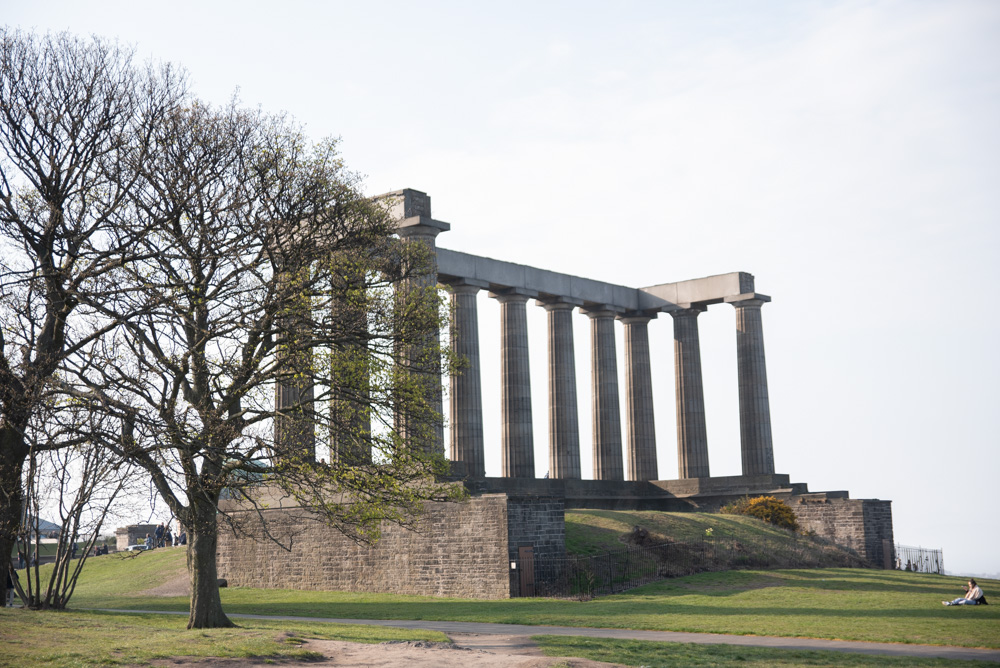 National Monument d'Ecosse, batiment ancien de colonnes au sommet de Calton Hill, à Edimbourg