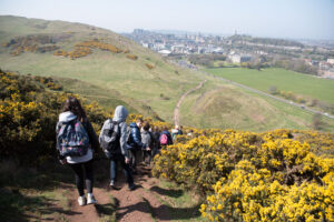 vue depuis Arthur's Seat à Edimbourg, depuis la colline plongeant sur la ville, entouré de nature