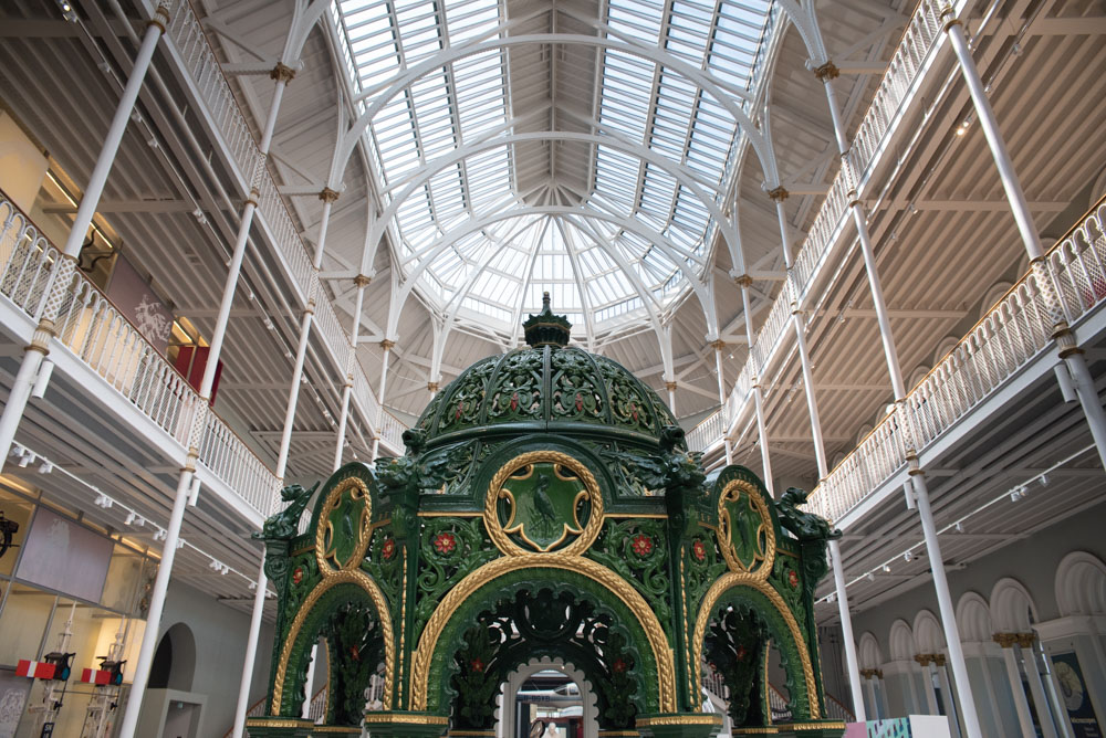 Architecture de métal et de bois du toit du National Museum of Scotland