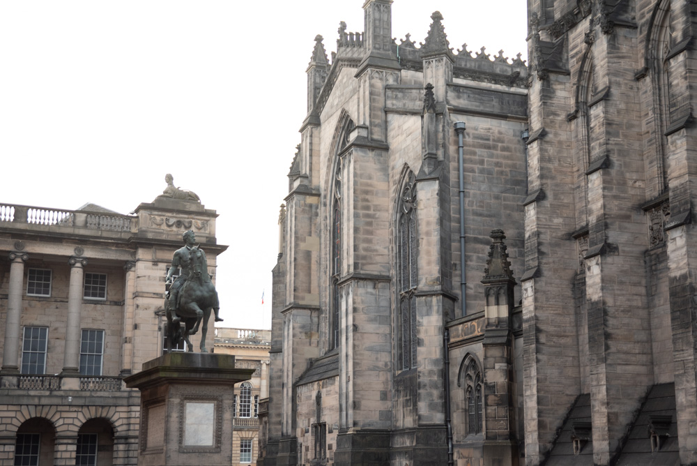 Architecture à Edimbourg, sculpture dans le centre ville près d'une église