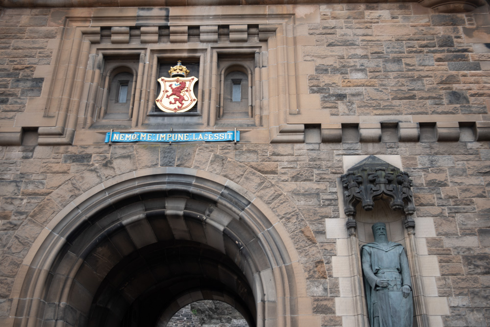 devise et armoirie accrochée sur le mur dans l'enceinte du château d'Edimbourg