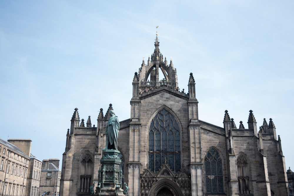 Cathédrale d'Edimbourg avec un magnifique ciel bleu