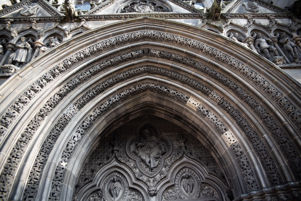 détail de sculptures sur l'arche de l'entrée de la cathédrale d'Edimbourg