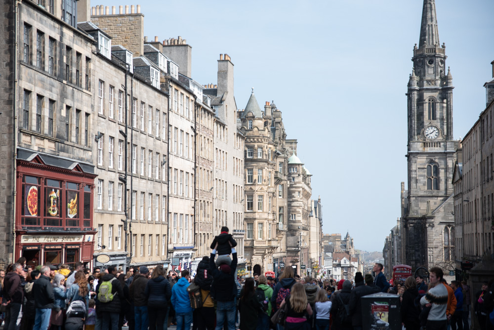 animation artistique et foule de touriste sur le Royal Mile à Edimbourg