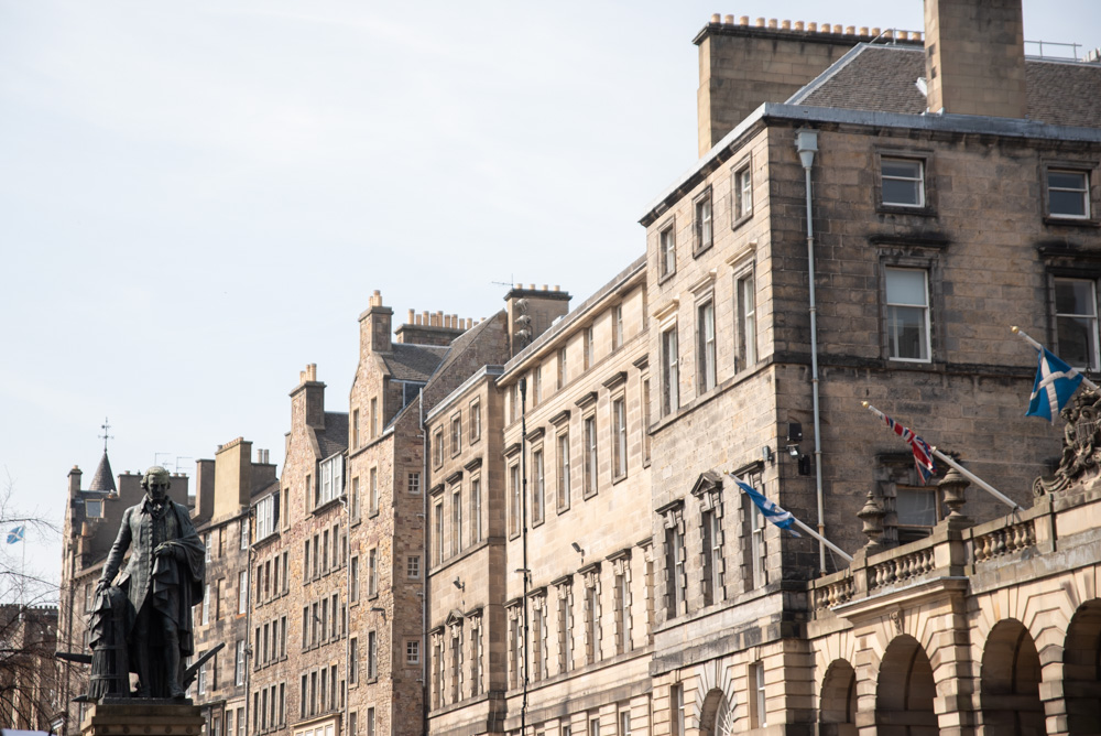 Adam Smith en statue et les batiments du royal mile à Edimbourg