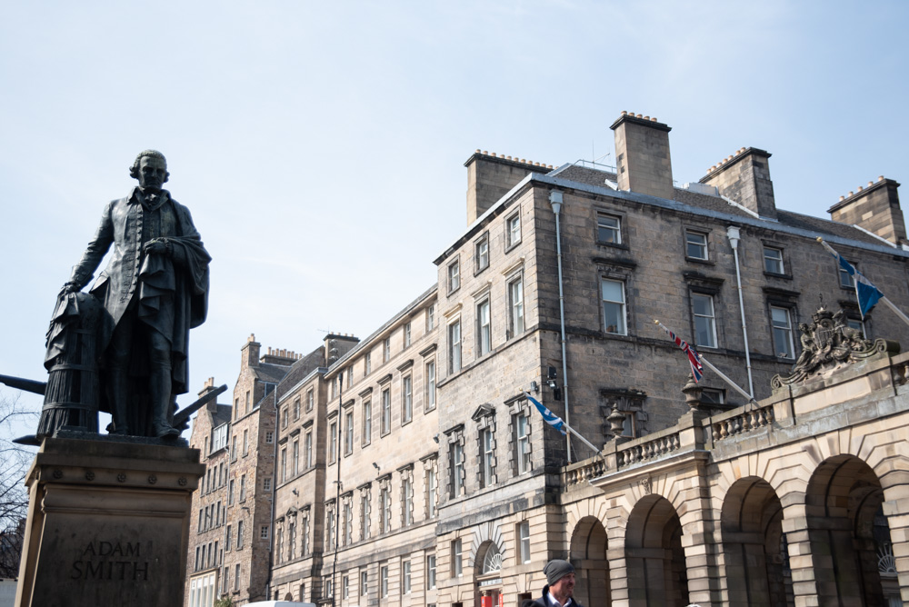 Statue d'Adam Smith sur le Royal Mile dans le centre de la ville