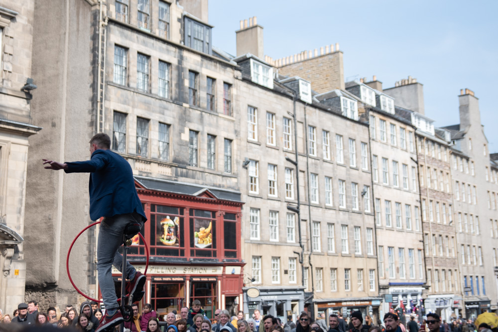 Acrobate avec un cerceau et foule de touriste sur la Royal Mile à Edimbourg