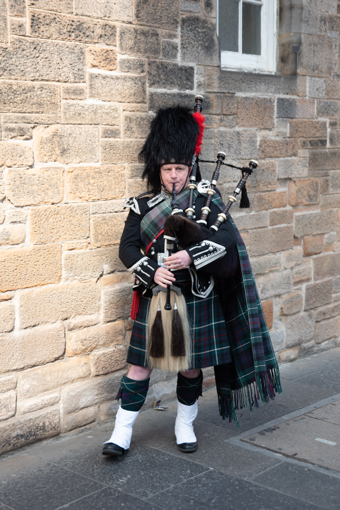 joueur de cornemuse en costume traditionnel écossais