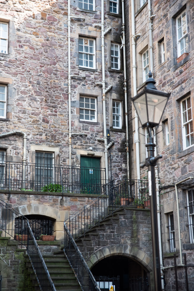 batiment et escalier dans le centre historique d'Edimbourg en Ecosse