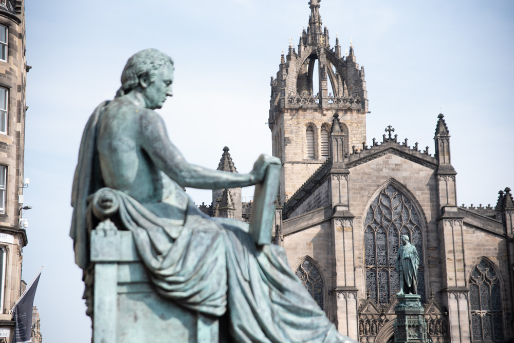 Statue et cathédrale d'Edimbourg en arrière-plan