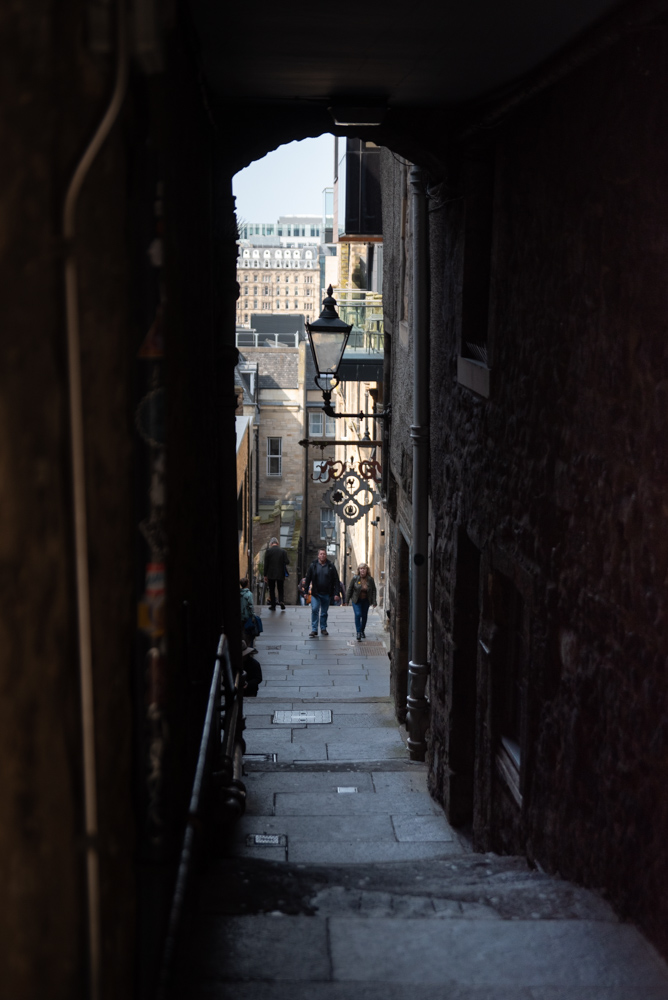 ruelle du centre ville historique d'Edimbourg et vue sur la ville